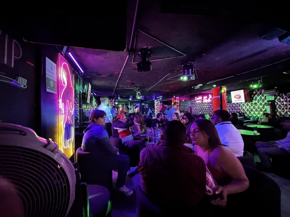Que nochecita Mens club